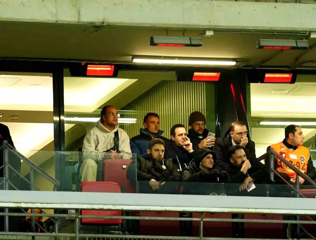 Galatasaray'ın yeni transferi Noa Lang tribünde