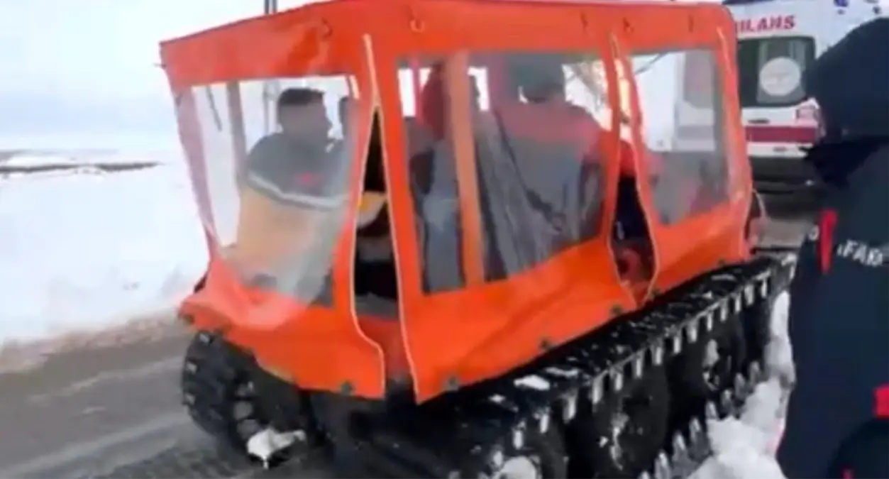 Gaziantep'te düşük riski olan hamile kadın paletli kar aracıyla kurtarıldı