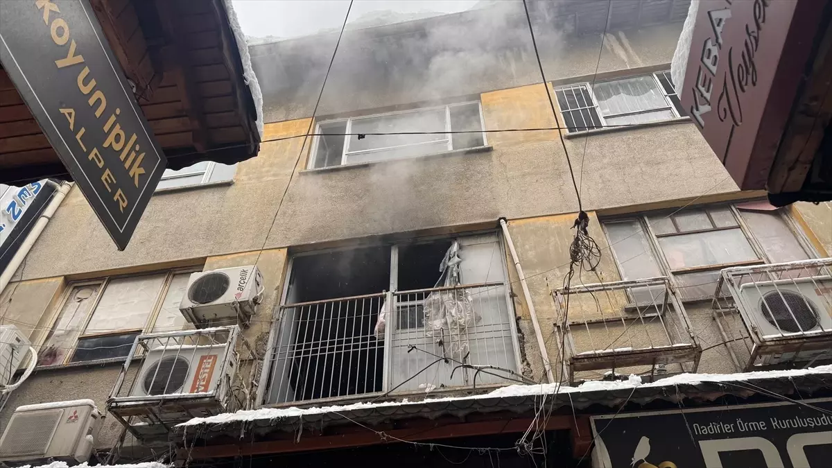 Gaziantep'te iş yerinde çıkan yangında 6 kişi dumandan etkilendi