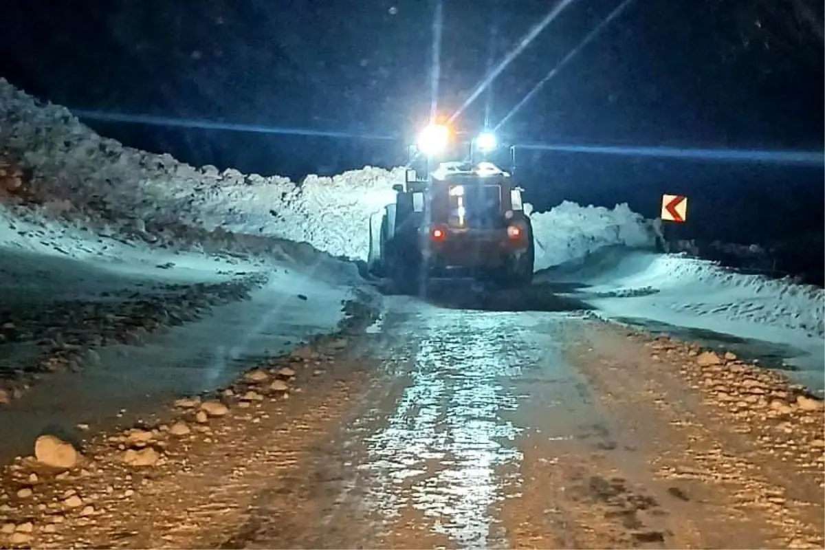 Gümüşhane'de Yağmurdere karayoluna çığ düştü
