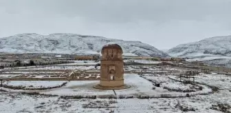 Hasankeyf'te tarihi yapılar beyaz örtüyle kaplandı