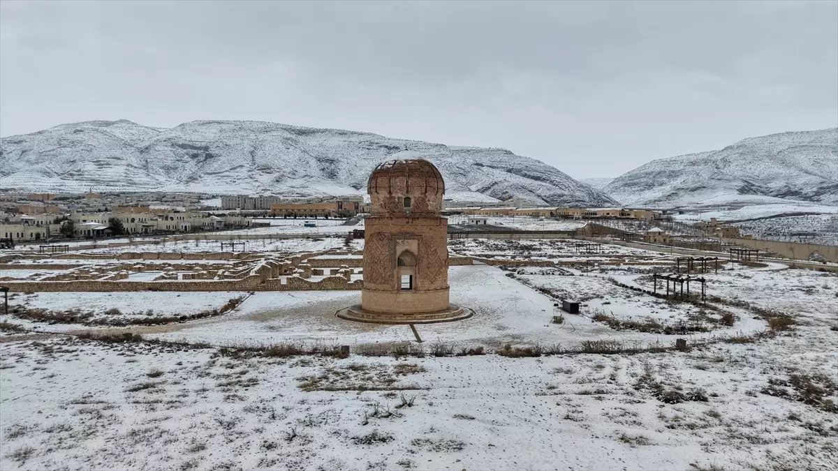 Hasankeyf'te tarihi yapılar beyaz örtüyle kaplandı