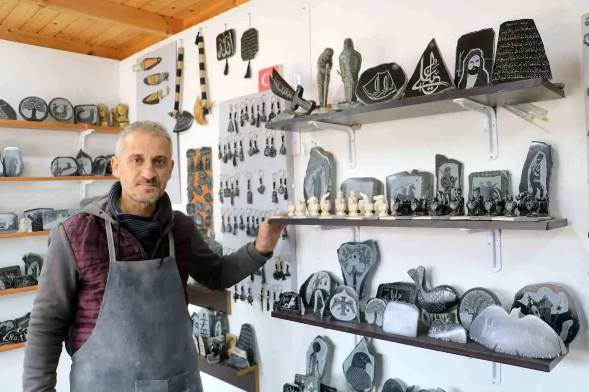 Hobi olarak başladığı mesleğinde 25 yıldır ekmeğini taştan çıkarıyor