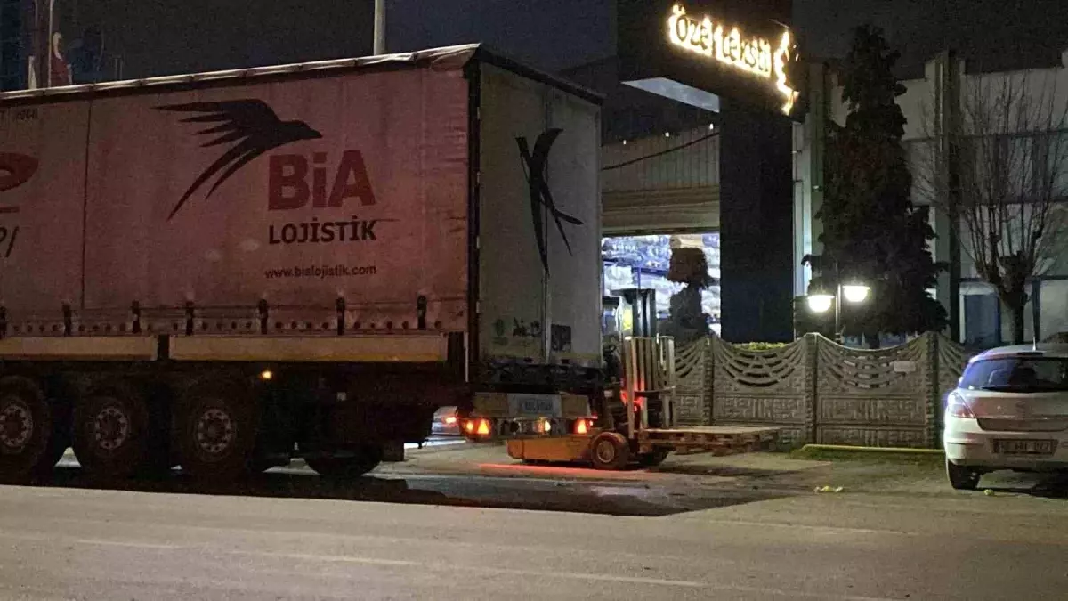 İnegöl OSB'de TIR'ın dorsesinden düşen işçi yaralandı