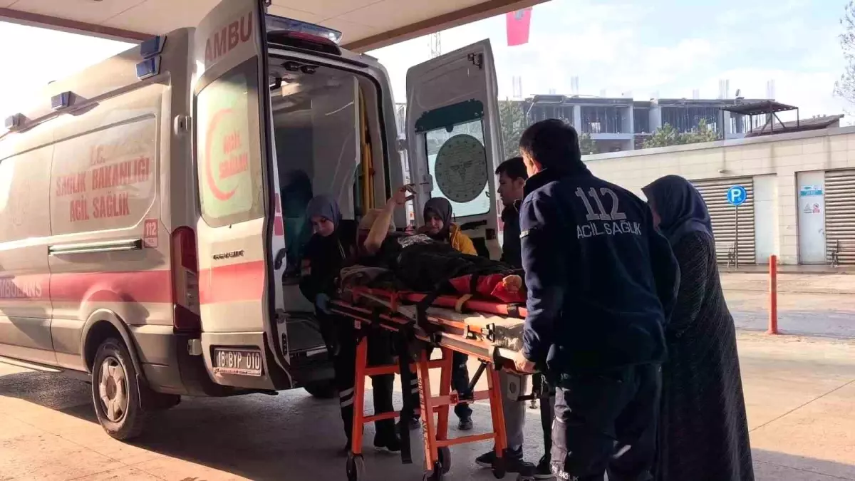 İnşaat demirlerinin altında kalan işçi yaralandı