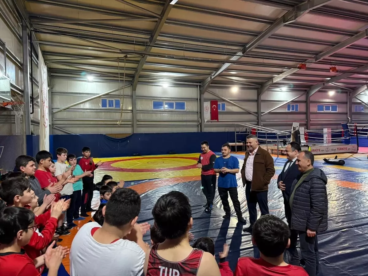 İş insanı Acar'dan güreşte dünya şampiyonu ve Kırkpınar'da başpehlivan olacaklara daire sözü