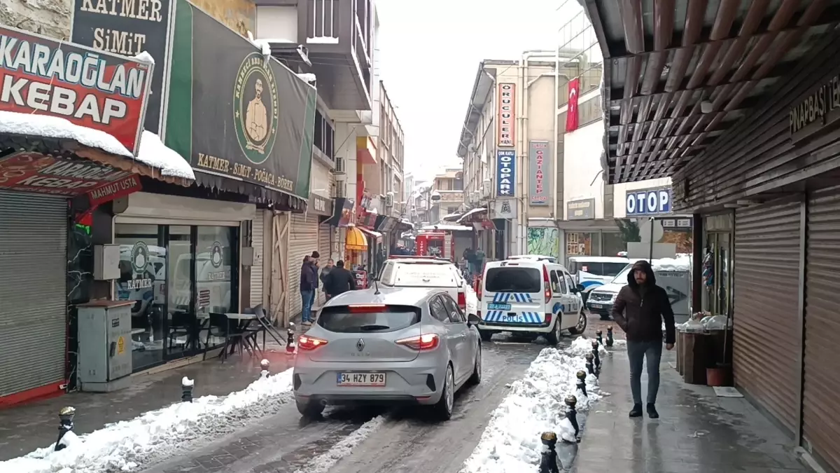 İş merkezindeki yangında 6 kişi dumandan etkilendi