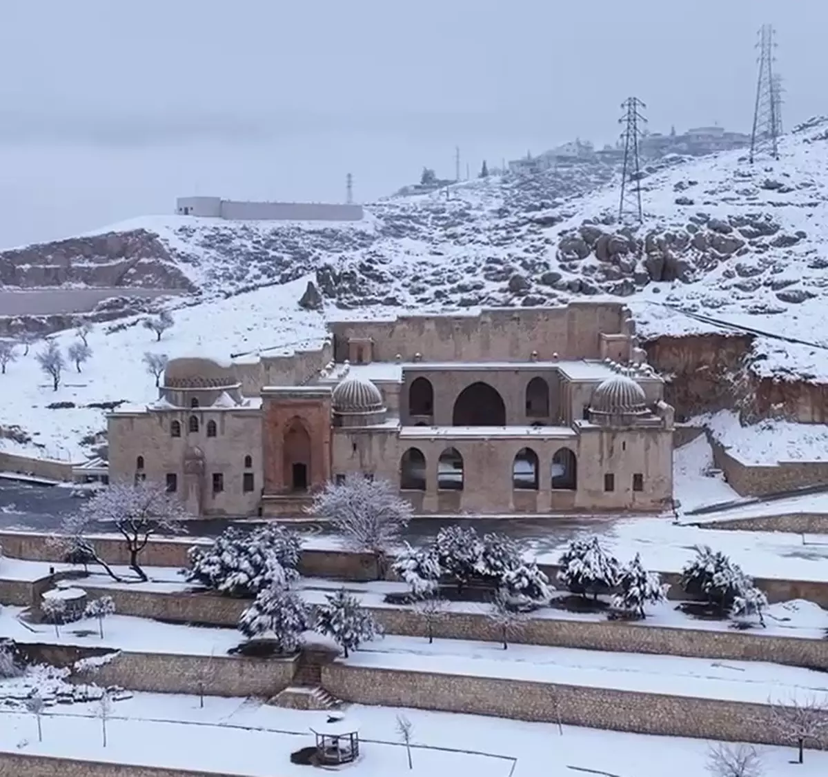 Mardin'de Kar Yağışı Sonrası Kasımiye Medresesi Beyaza Büründü