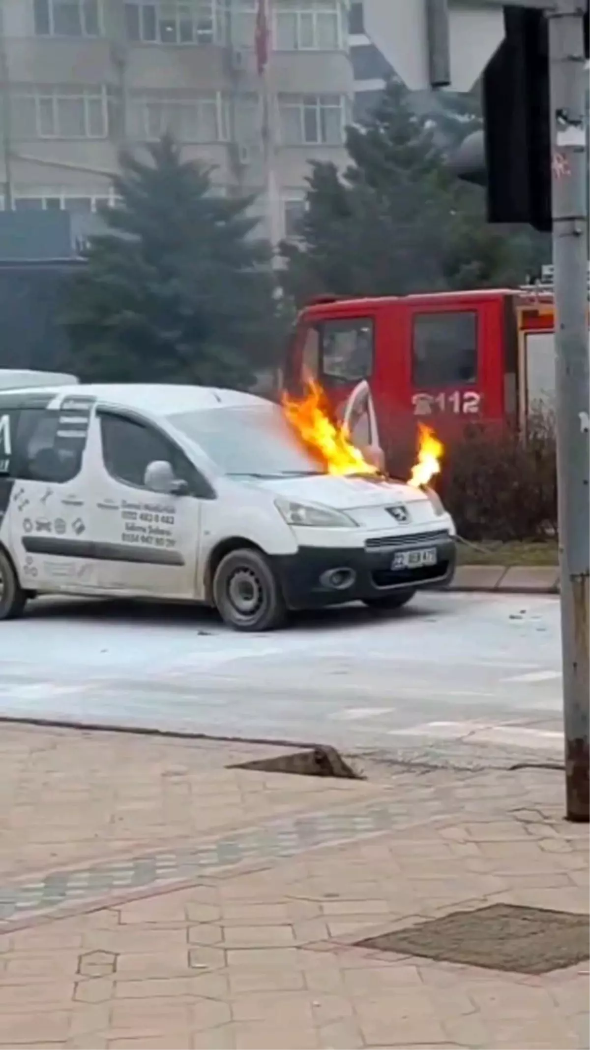 Kavşakta alevli anlar, trafik kilitlendi