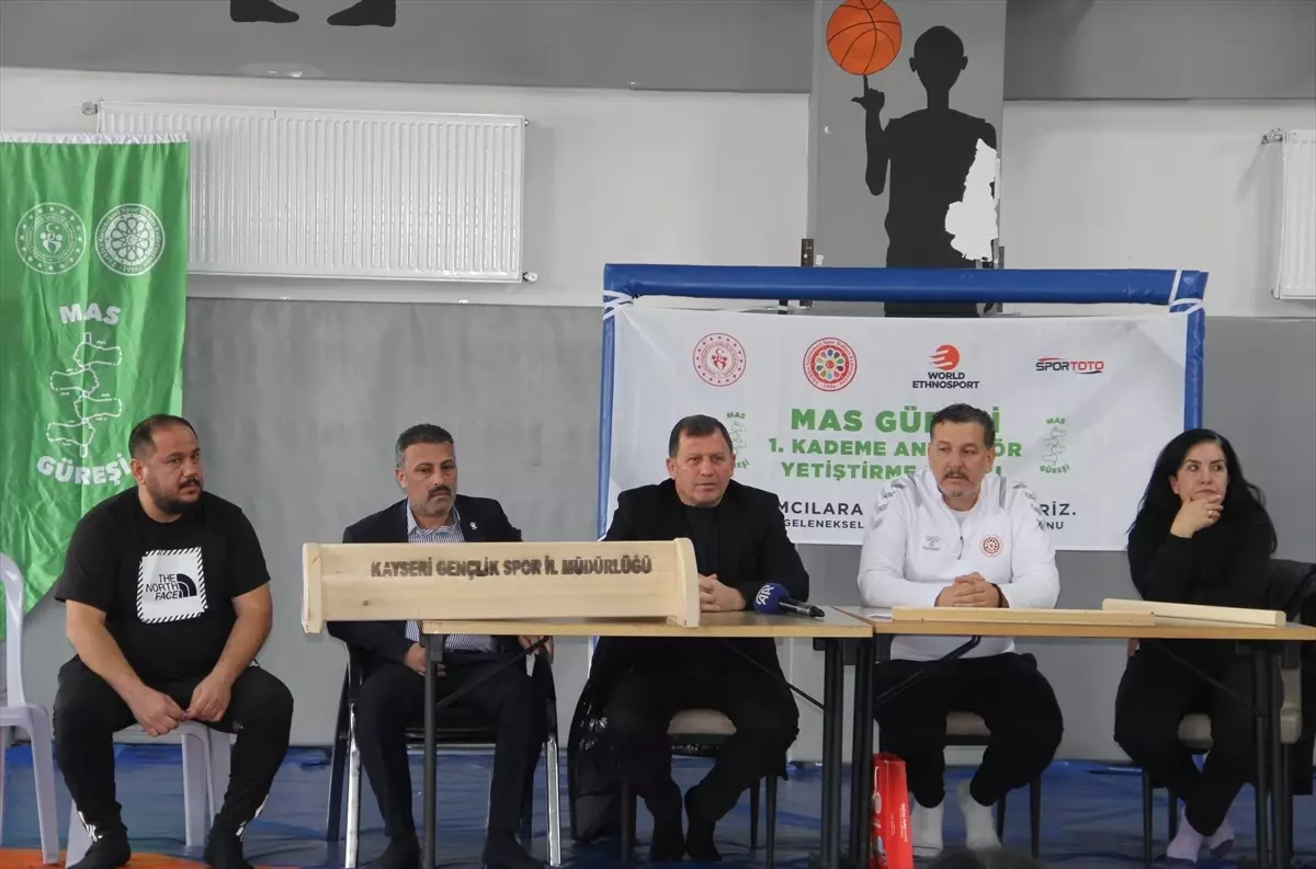 Kayseri'de düzenlenen Mas Güreşi 1. Kademe Yardımcı Antrenör Yetiştirme Kursu tamamlandı