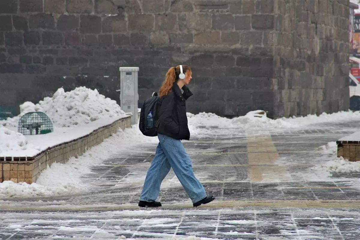 Kayseri'de kar yağışı hayatı olumsuz etkiliyor