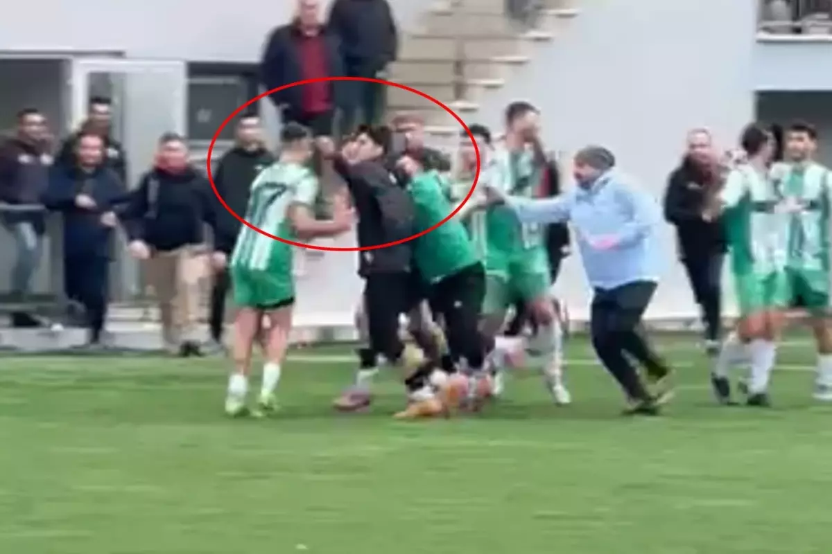 Kırmızı kartlar havada uçuştu! Amatör maçta saha karıştı, yumruklar konuştu