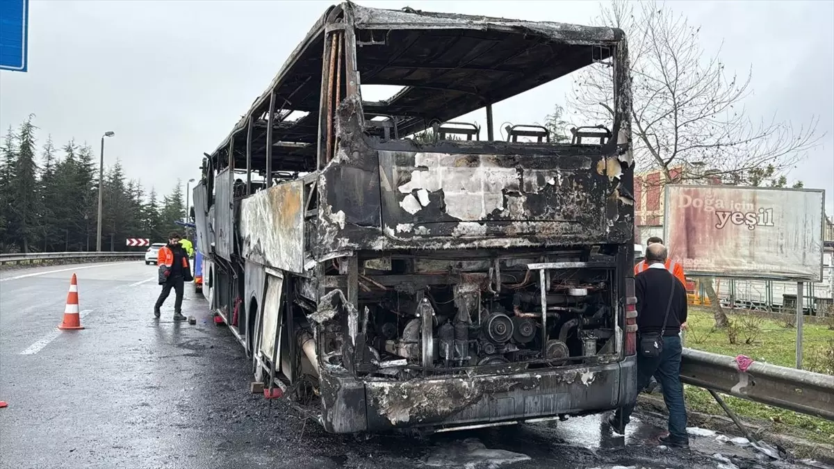 Kocaeli'de yolcu otobüsü yangında kullanılamaz hale geldi