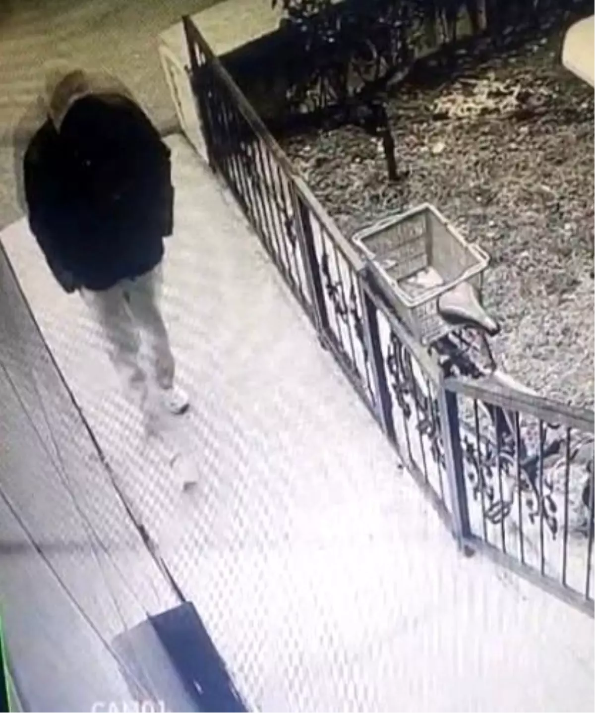 Kütahya'da gündüz vakti bisiklet hırsızlığı kamerada