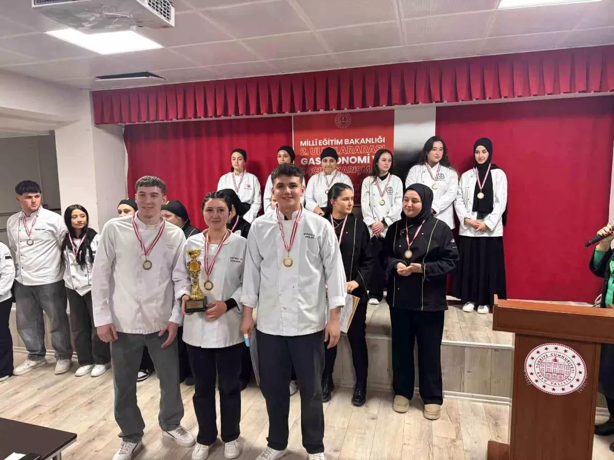 Liseli gençler gastronomi yarışmasında gümüş madalya kazandı