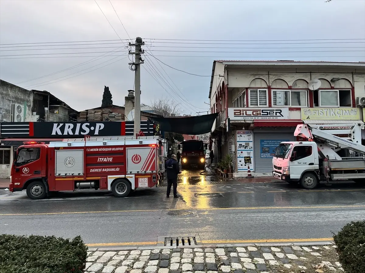 Mersin'de iki katlı ev yangında kullanılamaz hale geldi