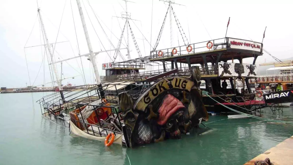 Mersin'de şiddetli yağış ve fırtına gezi teknesini batırdı