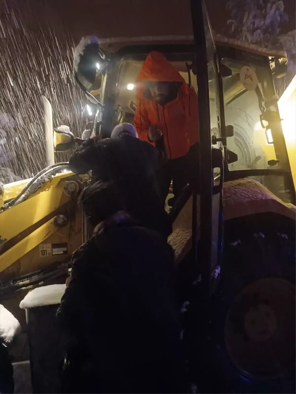 Mersin'de yolu kapanan mahalledeki hasta ekiplerin çalışmasıyla hastaneye ulaştırıldı