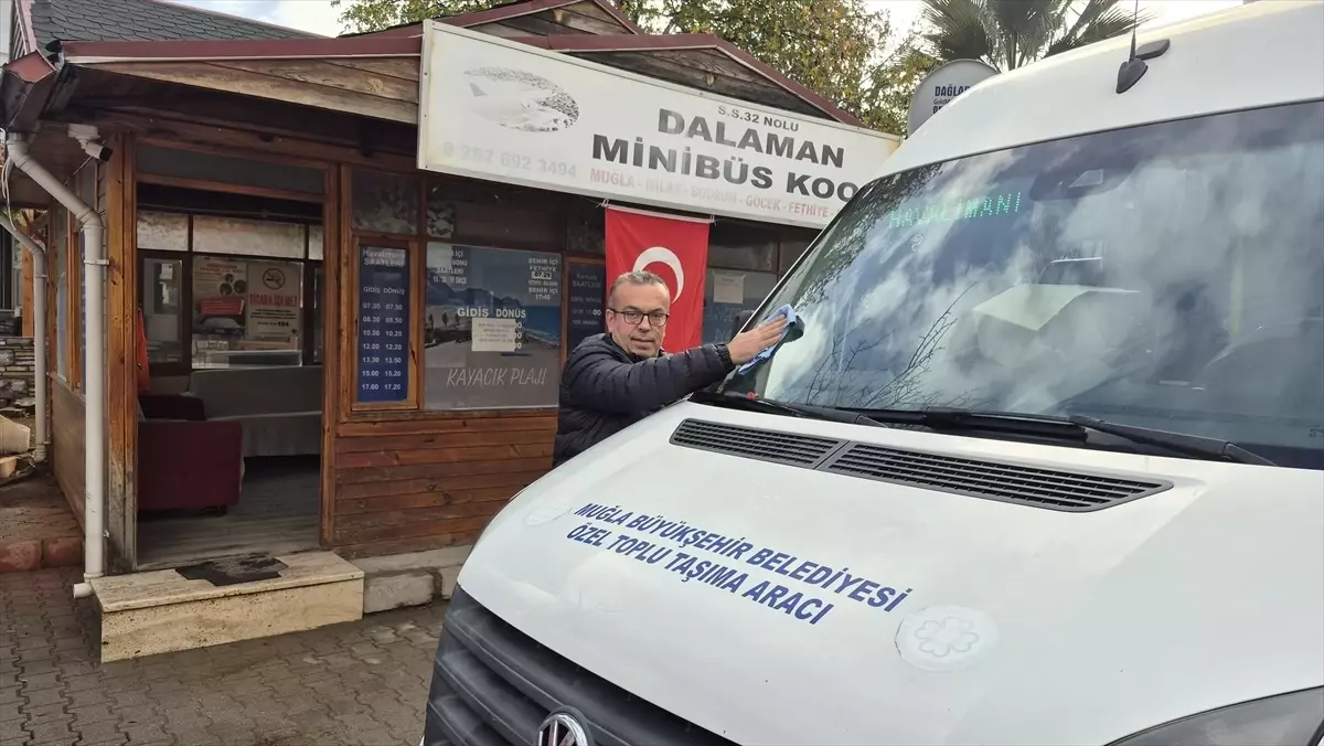 Muğla'da görme engelli yolcuya yardım eden sürücü ödüllendirildi