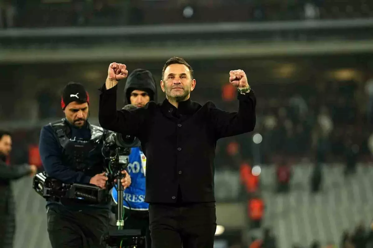 Okan Buruk, taraftarlara 3'lü çektirdi