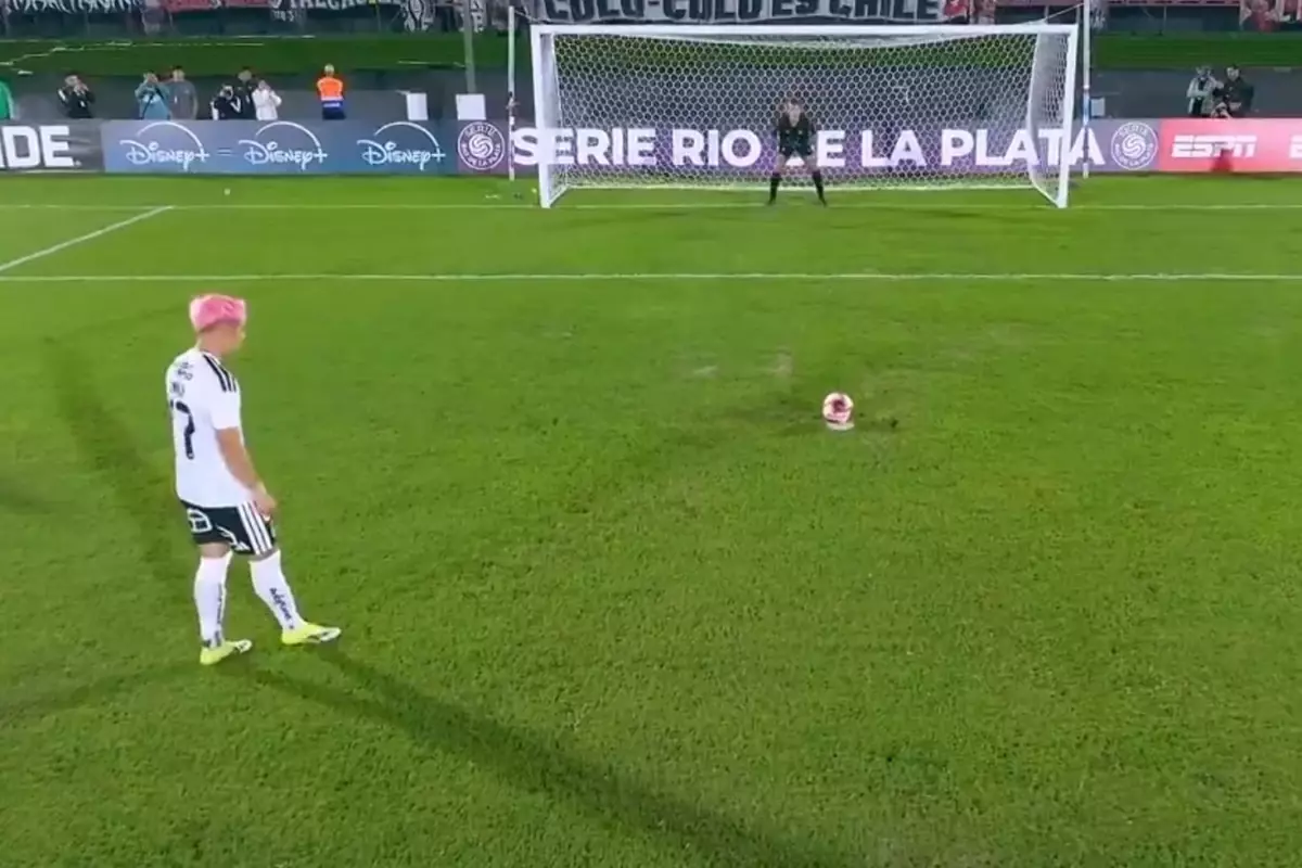 Penaltı için topun başına geçen futbolcu hayatının şokunu yaşadı