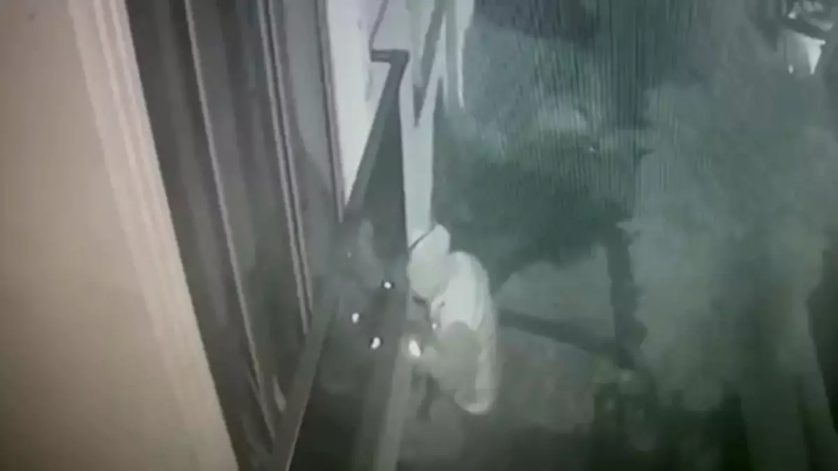Pendik'te eve girip anahtarı çaldı, otomobile benzin alırken yakalandı