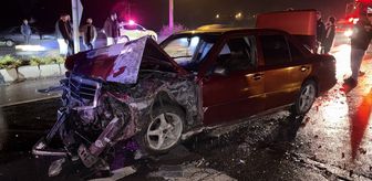 Sakarya'da otomobilin minibüse çarptığı kazada 2 kişi yaralandı