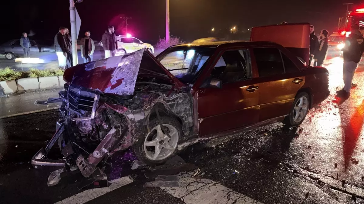 Sakarya'da otomobilin minibüse çarptığı kazada 2 kişi yaralandı