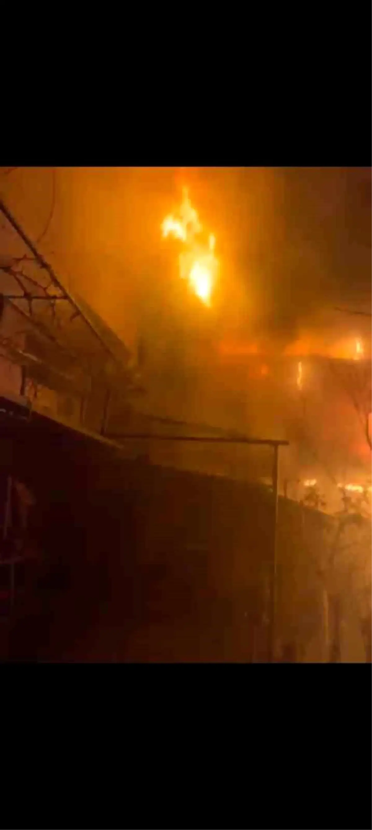 Sancaktepe'de ahşap baraka yangını korkuttu