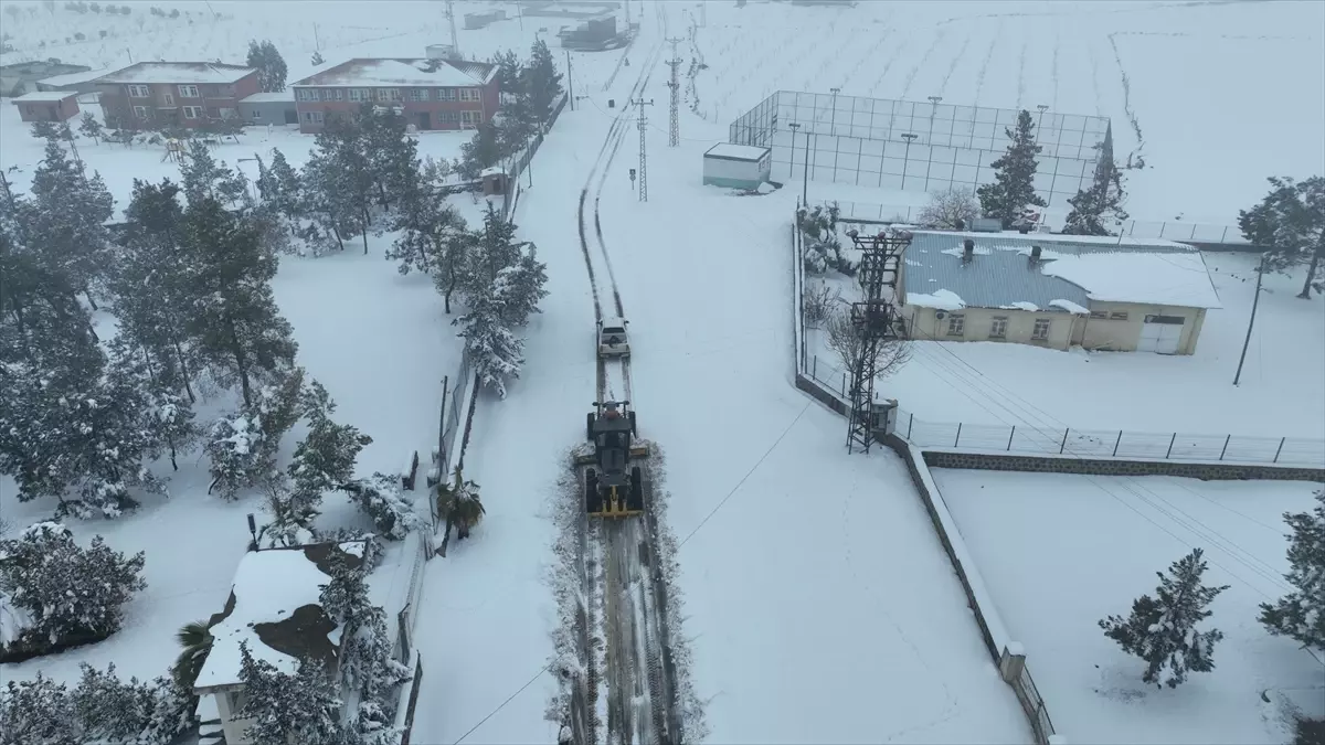Şanlıurfa'da karla mücadele çalışmaları sürüyor
