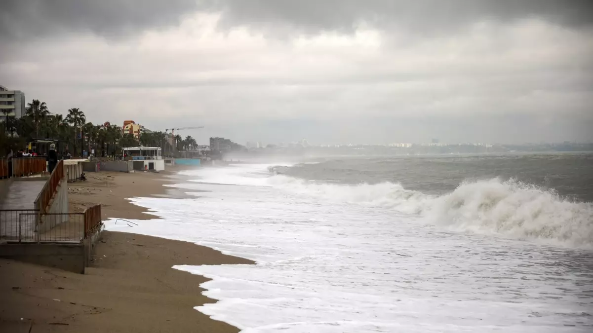 'Sarı kod'la uyarılan Antalya'da tarım alanları su altında kaldı; kanala düşen çocuk öldü