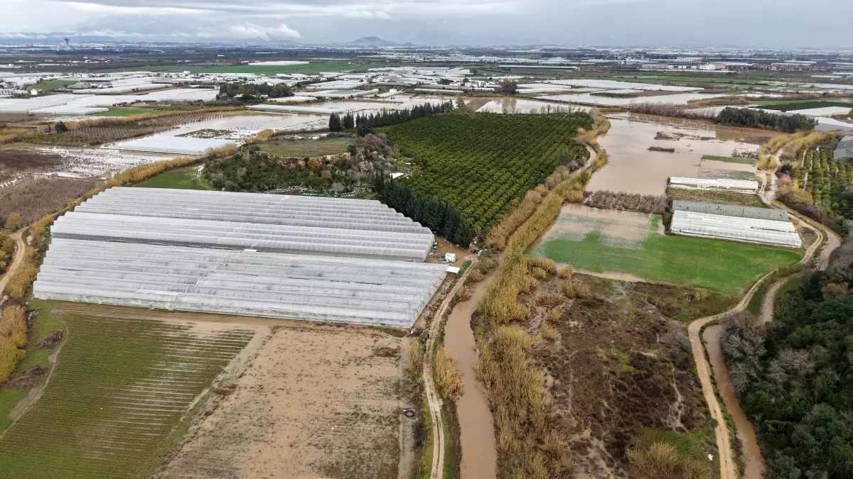 'Sarı kod'la uyarılan Antalya'da tarım alanları su altında kaldı