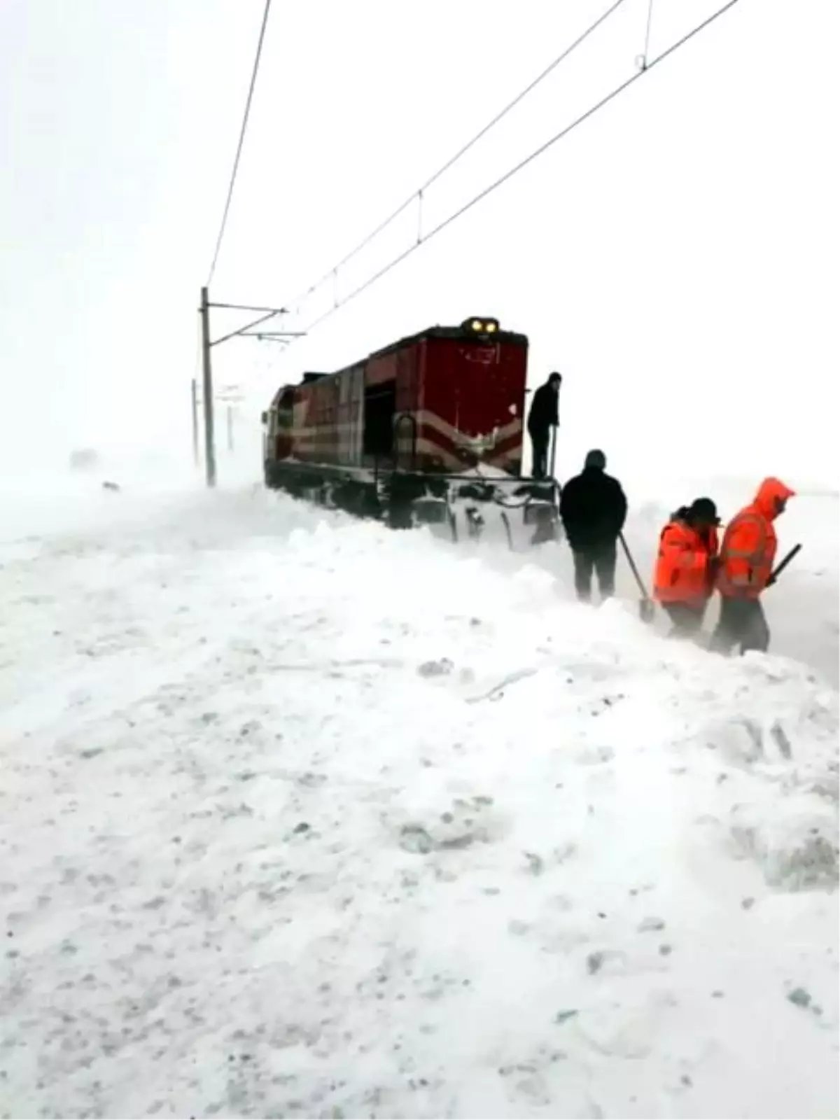 Soğuk hava ve kar yağışı demiryolu ulaşımını da olumsuz etkiledi