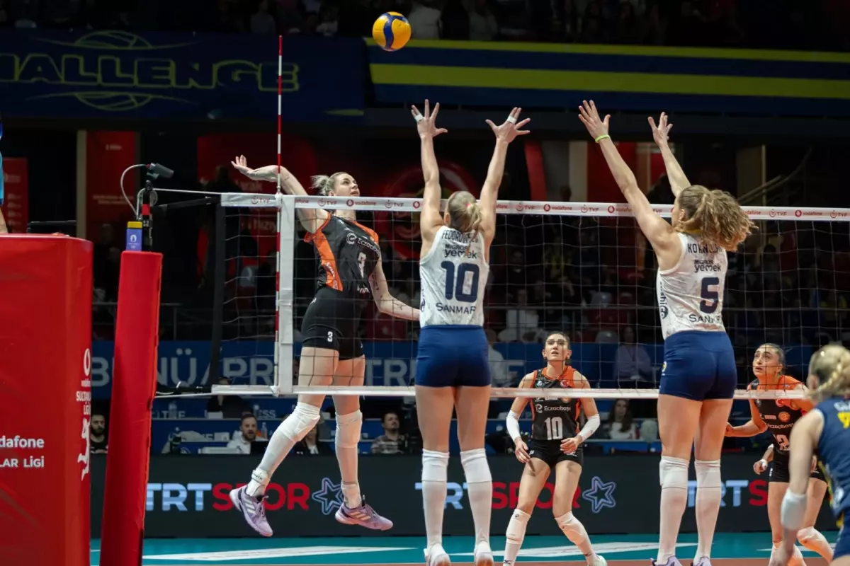 Sultanlar Ligi derbisinde Fenerbahçe Medicana, Eczacıbaşı Dynavit'i mağlup etti