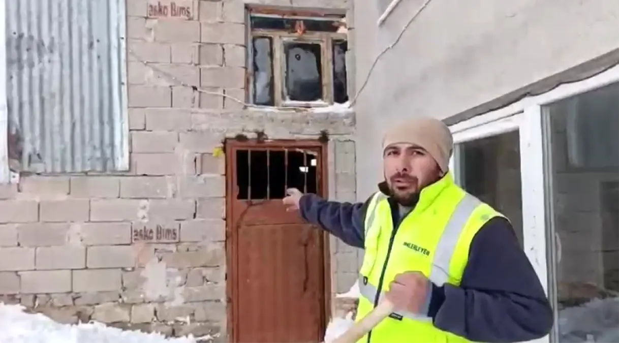 Tipide ahıra saklanan köpek kapıya sıkıştı