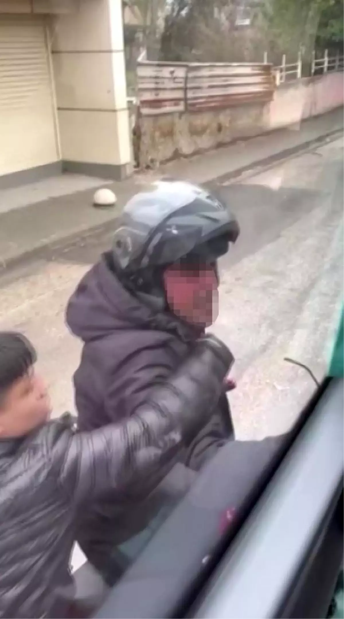 Trafikte tartıştığı servis aracının camını kaskıyla kırdı