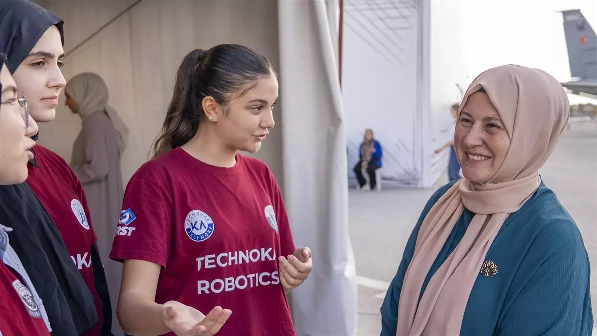 TÜRGEV, genç kızlara yönelik dijital risklere ilişkin eğitimlerini sürdürüyor