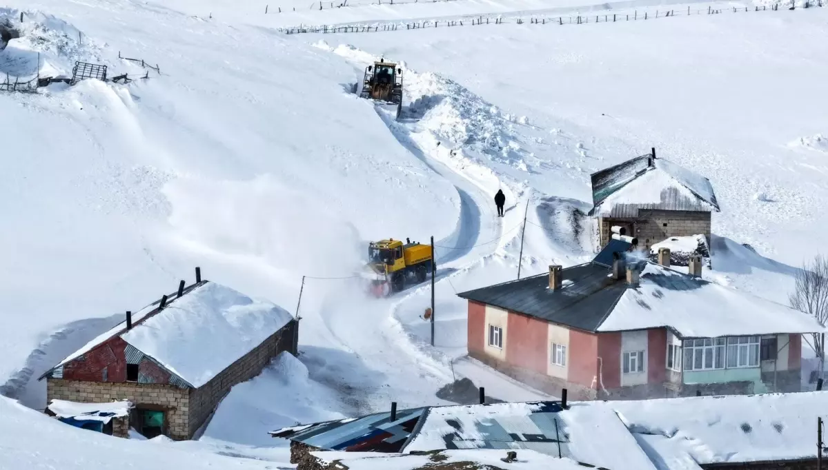Van'da 1,5 metreyi bulan karla mücadele