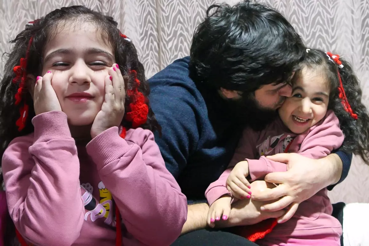 Yapışık parmakla doğan Elif'in tedavisi babasının işten çıkarılmasıyla yarım kaldı