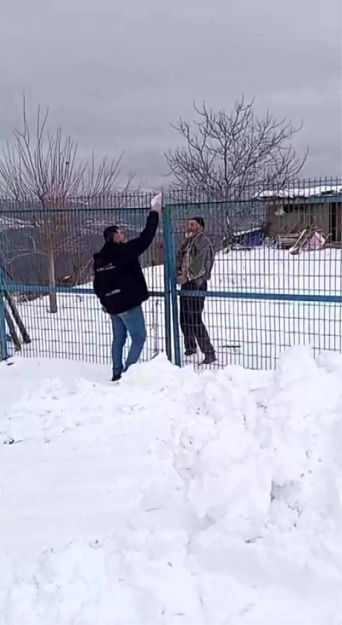 Yaşlı kadının ilaçları, yolu karla kaplanan mezraya kepçeyle ulaştırıldı