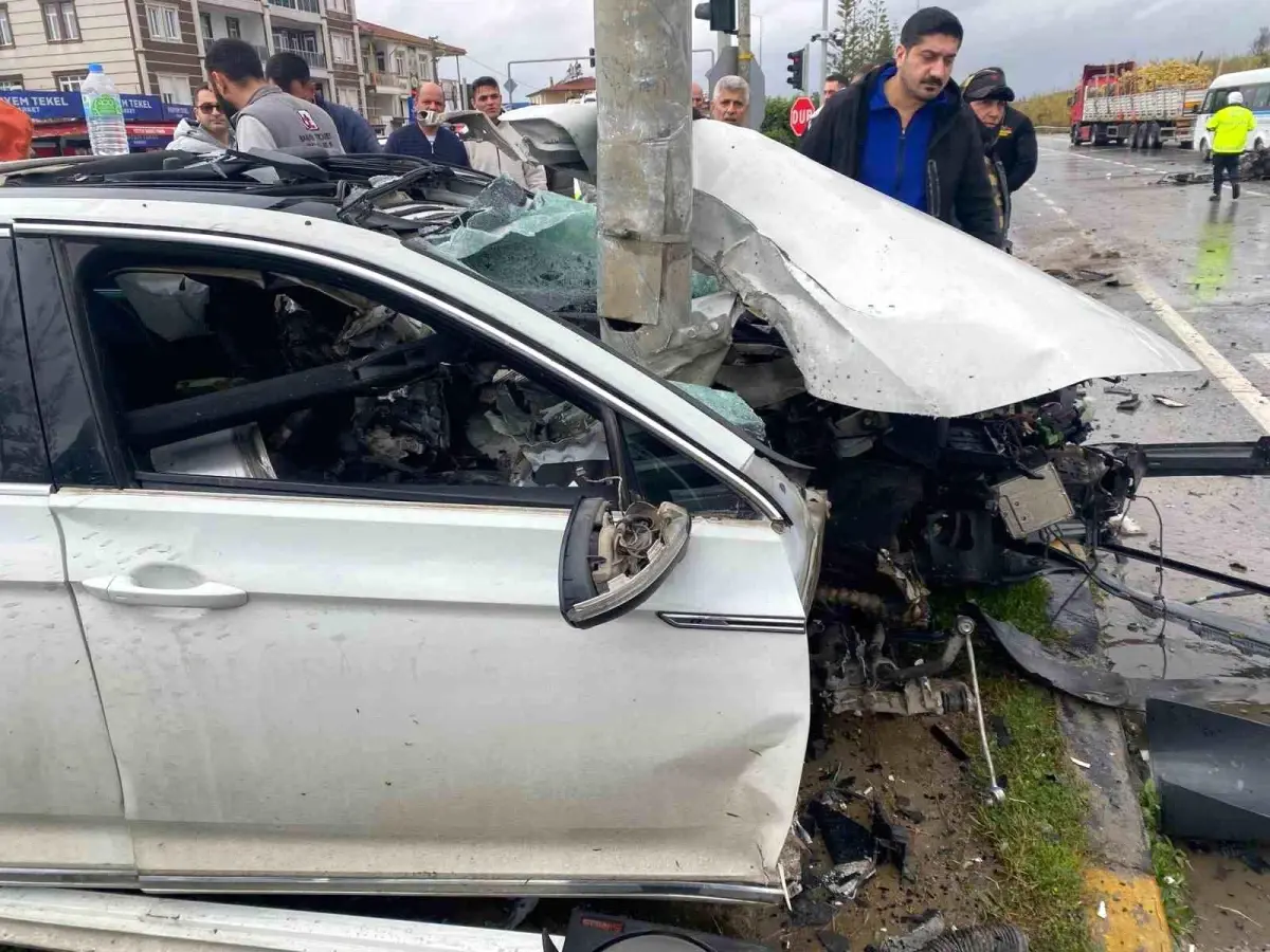 Yoldan çıkıp sinyalizasyon direğine çarpan otomobil parçalandı: 1 yaralı