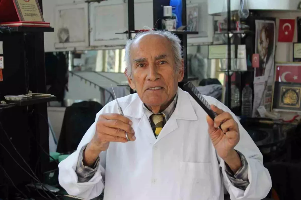 80 yaşında, 66 yıldır berber