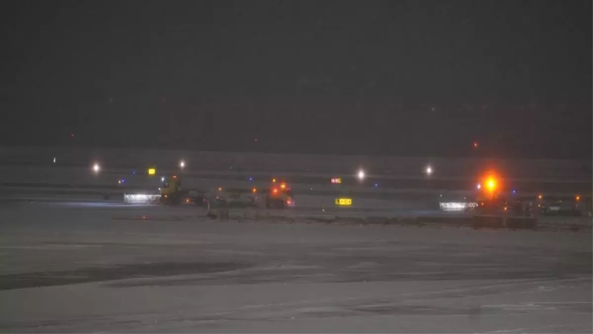 ABD'de kar fırtınası nedeniyle 13 binden fazla uçuş iptal edildi