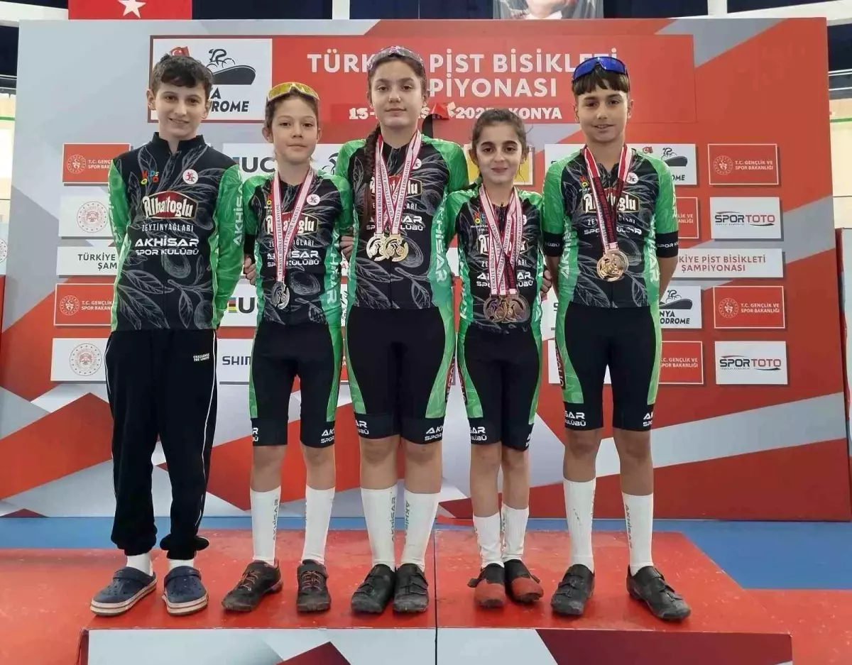 Akhisarlı bisikletçiler Konya Velodromu'nda kürsüye damga vurdu