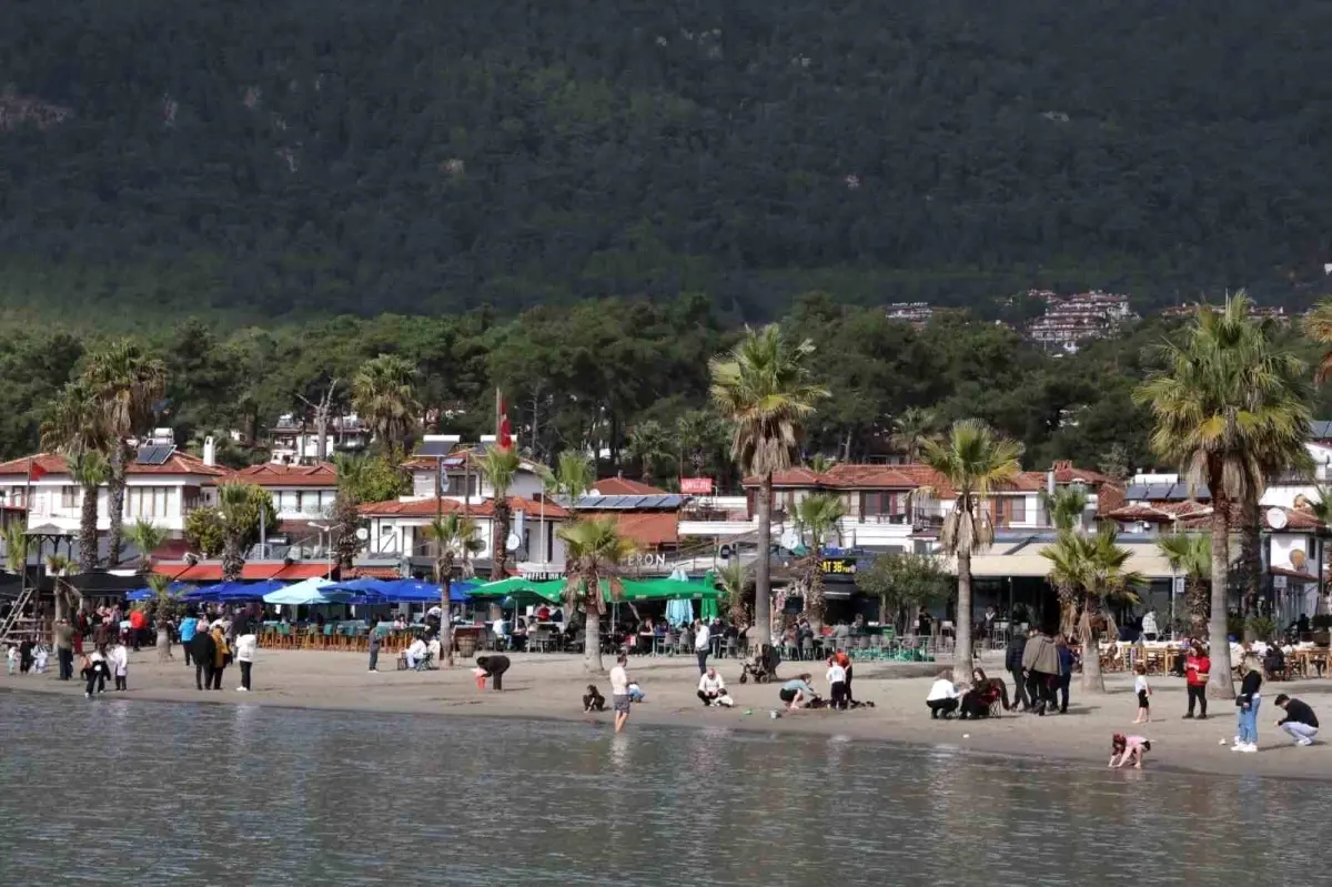 Akyaka'da güneşli hava sahilleri doldurdu