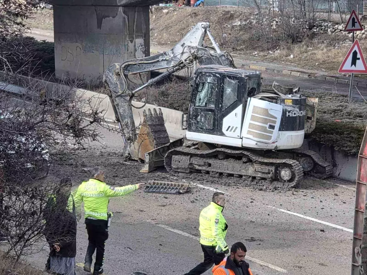 Ankara'da facianın eşiğinden dönüldü: Tırdaki kepçe köprüye takılıp yola düştü