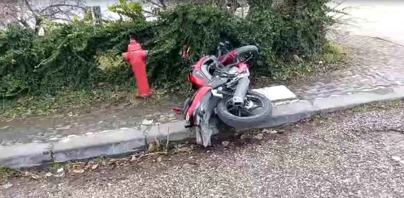 Ankara'da motosiklet sürücüsü köpeğe çarpmamak isterken kaza yaptı