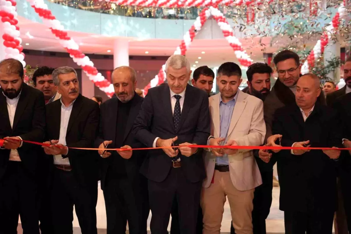 Antalya'da teknoloji indirimi izdihama yol açtı: 10 saat yağmur altında beklediler