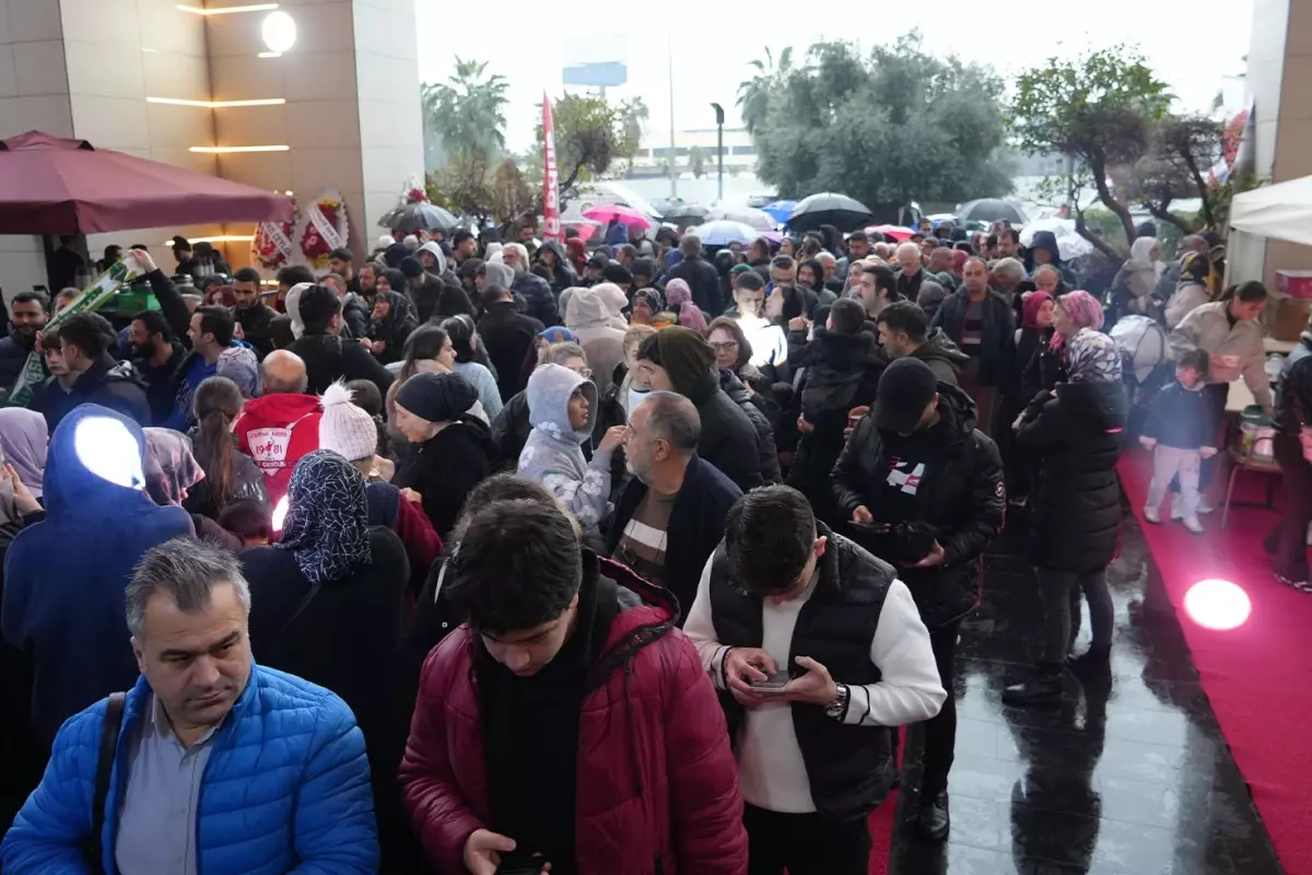 Antalya'da teknoloji indirimi izdihama yol açtı: 10 saat yağmur altında beklediler