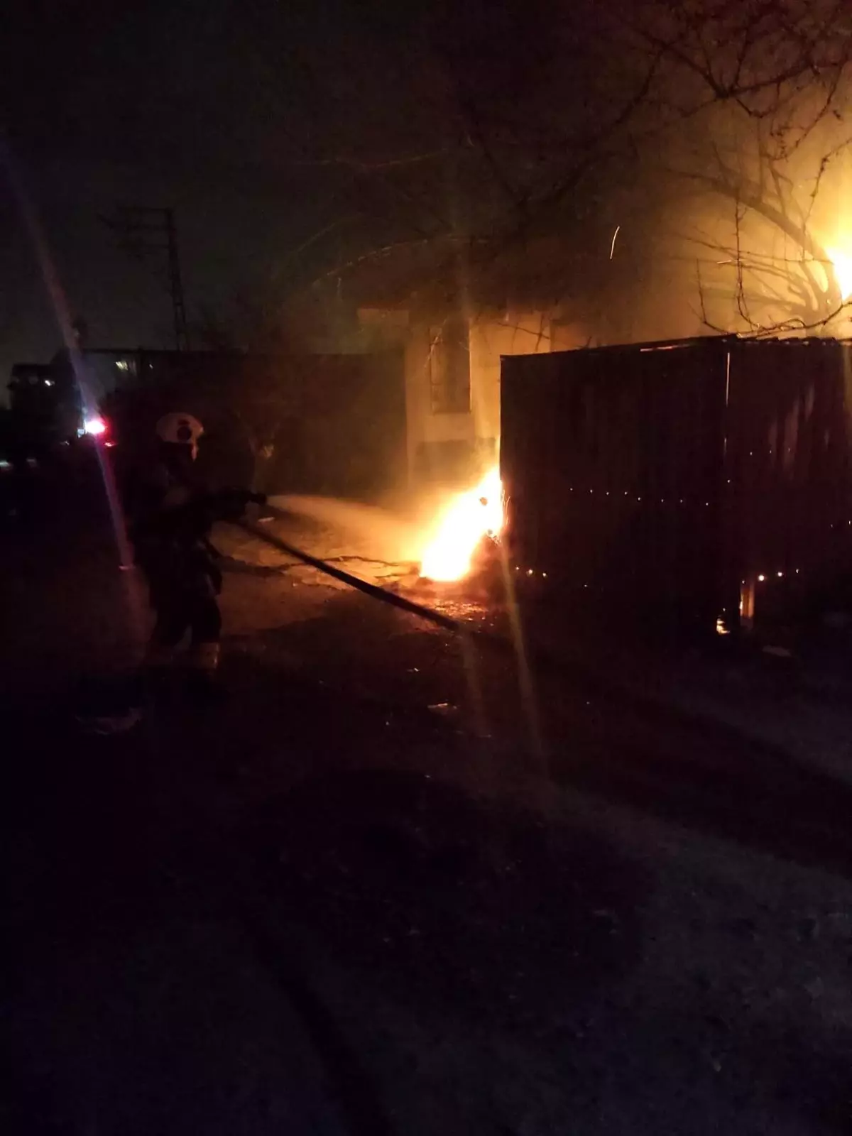 Arsuz'da müstakil evden alevler yükseldi